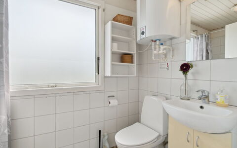 Eliene - 400M from the Sea: Arreglo De Tubería, Baño, Pared, Asiento Del Baño, Baño, Piso, Lavabo, Lavabo Del Baño, Suelo, Diseño De Interiores