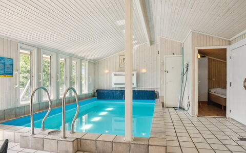 Isto - 250M from the Sea: Madera, Piso, Suelo, Diseño De Interiores, Techo, Mueble, Recurso, Madera Dura, Piscina, Suelos De Madera