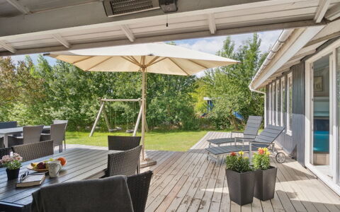 Isto - 250M from the Sea: Madera, Mueble, Casa, Silla, Sombra, Mueble Para Exteriores, Porche, Cubierta, Madera Dura, Mesa Al Aire Libre