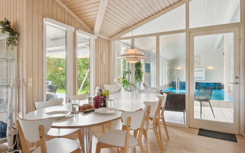 Isto - 250M from the Sea: Madera, Diseño De Interiores, Techo, Piso, Casa, Suelo, Mueble, Comedor, Cocina Y Comedor Mesa, Suelos De Madera