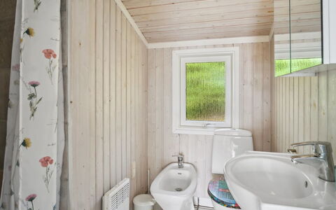 Isto - 250M from the Sea: Pared, Madera, Piso, Diseño De Interiores, Suelo, Arreglo De Tubería, Techo, Lavabo Del Baño, Baño, Casa