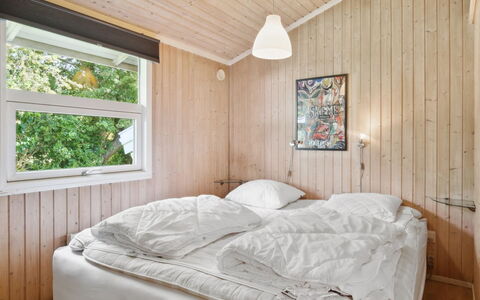 Isto - 250M from the Sea: Habitación, Madera, Cama, Sábana, Diseño De Interiores, Techo, Lecho, Suelo, Piso, Marco De La Cama