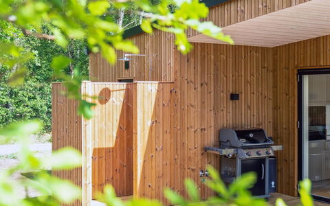 Tinja - 900M from the Sea: Mueble, Diseño De Interiores, Piso, Madera, Suelo, Techo, Suelos De Madera, Silla, Mesa, Encendiendo