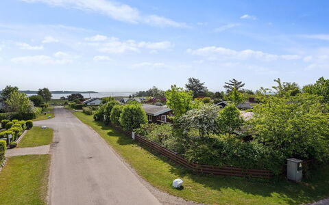 Felicity - 250M from the Sea: Techo, Casa, El Terreno Del Lote, Casa, Cabaña, Inmuebles, Edificios Del Jardín, Sombra, Cuarto De Troncos, Paisajismo