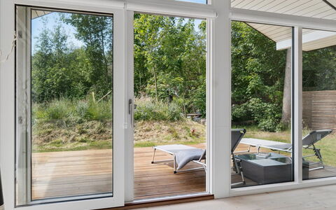 Elin - 200M from the Sea: Mueble, Diseño De Interiores, Piso, Madera, Suelo, Techo, Suelos De Madera, Silla, Mesa, Encendiendo