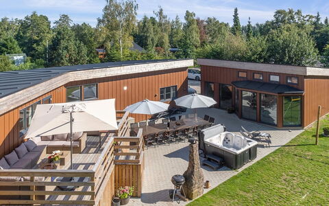 Bjarka - 700M from the Sea: Madera, El Terreno Del Lote, Techo, Inmuebles, Jardín, Cabaña, Paisajismo, Sombra, Manchas De Madera, Yarda