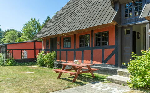 Elvin - 2.7Km from the Sea: Techo, Casa, Puerta, Cabaña, Sombra, Vía Muerta, Yarda, Inmuebles, Patio Interior