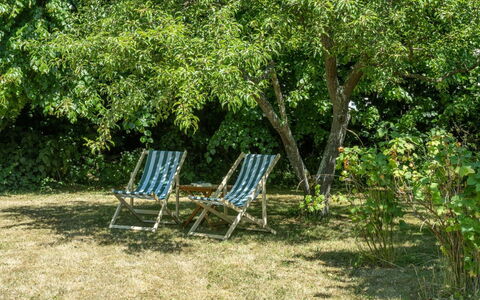Elvin - 2.7Km from the Sea: Techo, Casa, Puerta, Cabaña, Sombra, Vía Muerta, Yarda, Inmuebles, Patio Interior