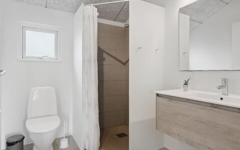 Geeske - 150M from the Sea: Piso, Suelo, Pared, Arreglo De Tubería, Madera, Baño, Lavabo, Techo, Diseño De Interiores, Lavabo Del Baño