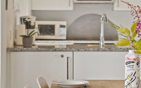 Geeske - 150M from the Sea: Diseño De Interiores, Mueble, Cocina, Mostrador, Aparato De Cocina, Piso, Vajilla, Casa, Encendiendo, Habitación