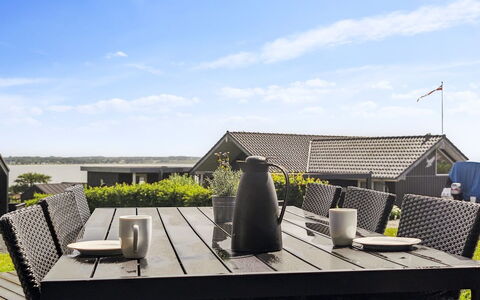Geeske - 150M from the Sea: Mueble, Mueble Para Exteriores, Silla, Mesa, Mesa Al Aire Libre, Sombra, Cocina Y Comedor Mesa, Cubierta, Patio, Balcón