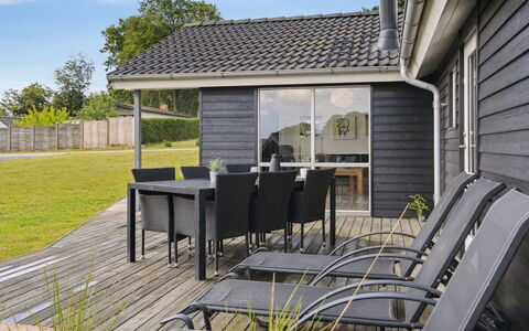 Geeske - 150M from the Sea: Madera, Casa, Casa, Porche, Puerta, Mueble Para Exteriores, Cabaña, Vía Muerta, Madera Dura, Cubierta