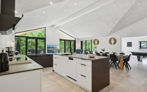 Robert - 30Km from the Sea: Diseño De Interiores, Madera, Techo, Piso, Suelo, Mueble, Cocina, Mostrador, Lámpara, Habitación