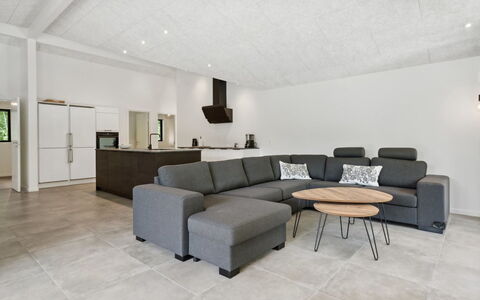 Robert - 30Km from the Sea: Piso, Diseño De Interiores, Suelo, Madera, Mueble, Techo, Sofá, Sala, Habitación, Casa