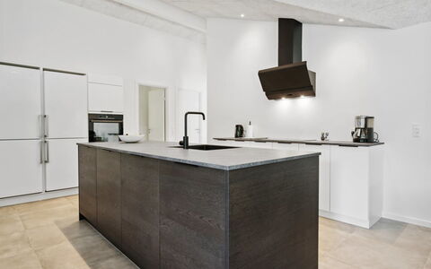 Robert - 30Km from the Sea: Piso, Cocina, Mostrador, Diseño De Interiores, Aparato De Cocina, Suelo, Madera, Gabinetes, Mueble, Techo