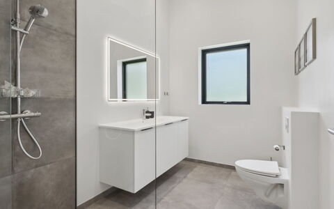 Robert - 30Km from the Sea: Piso, Suelo, Pared, Arreglo De Tubería, Diseño De Interiores, Baño, Techo, Espejo, Lavabo, Grifo