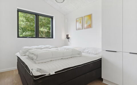 Robert - 30Km from the Sea: Cama, Habitación, Diseño De Interiores, Mueble, Lecho, Sábana, Techo, Suelo, Piso, Habitación