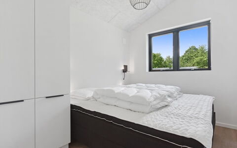 Robert - 30Km from the Sea: Habitación, Cama, Diseño De Interiores, Techo, Lecho, Sábana, Encendiendo, Habitación, Marco De La Cama, Mueble