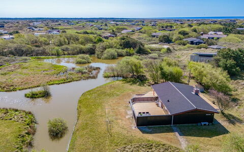 Bentine - 400M from the Sea: Techo, Casa, Casa, Cabaña, Puerta, Vía Muerta, Cubierta, Porche, Tablón, Madera Dura