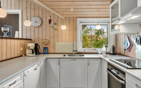 Lillemor - 800M to the Fjord: Cocina, Mostrador, Aparato De Cocina, Electrodoméstico, Madera, Diseño De Interiores, Electrodoméstico, Techo, Gabinetes, Piso