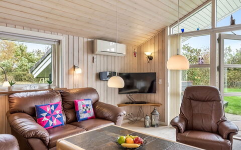 Lillemor - 800M to the Fjord: Mueble, Diseño De Interiores, Madera, Techo, Sofá, Sala, Habitación, Piso, Casa, Encendiendo