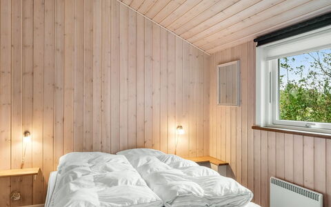 Lillemor - 800M to the Fjord: Habitación, Madera, Techo, Cama, Diseño De Interiores, Sábana, Lecho, Suelo, Piso, Habitación
