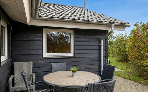 Lillemor - 800M to the Fjord: Madera, Vía Muerta, Mueble Para Exteriores, Cabaña, Madera Dura, Porche, Sombra, Manchas De Madera, Tablón, Diseño