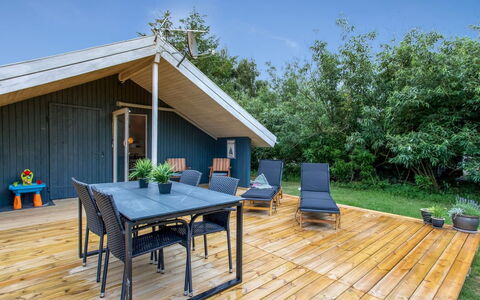 Frender - 800M to the Fjord: Mueble, Diseño De Interiores, Piso, Madera, Suelo, Techo, Suelos De Madera, Silla, Mesa, Encendiendo