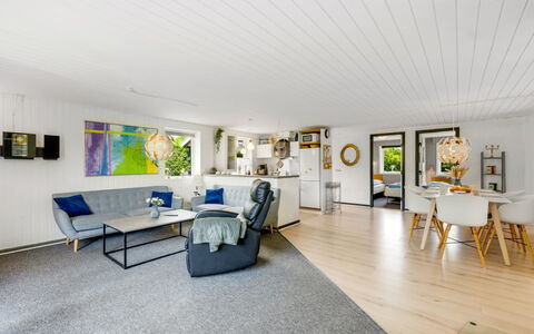 Kjartan - 32M to the Fjord: Diseño De Interiores, Piso, Mueble, Sofá, Madera, Suelo, Techo, Sala, Suelos De Madera, Habitación
