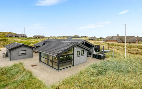 Walther - 300M from the Sea: Techo, Casa, Puerta, Cabaña, Sombra, Vía Muerta, Yarda, Inmuebles, Patio Interior