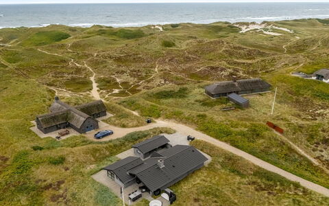 Walther - 300M from the Sea: Techo, Casa, Puerta, Cabaña, Sombra, Vía Muerta, Yarda, Inmuebles, Patio Interior
