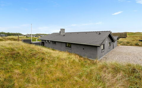 Walther - 300M from the Sea: Techo, Casa, Puerta, Cabaña, Sombra, Vía Muerta, Yarda, Inmuebles, Patio Interior