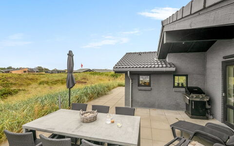 Walther - 300M from the Sea: Techo, Casa, Puerta, Cabaña, Sombra, Vía Muerta, Yarda, Inmuebles, Patio Interior