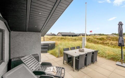 Walther - 300M from the Sea: Techo, Casa, Puerta, Cabaña, Sombra, Vía Muerta, Yarda, Inmuebles, Patio Interior