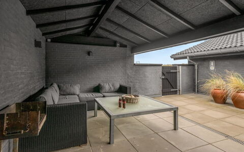 Walther - 300M from the Sea: Techo, Casa, Puerta, Cabaña, Sombra, Vía Muerta, Yarda, Inmuebles, Patio Interior