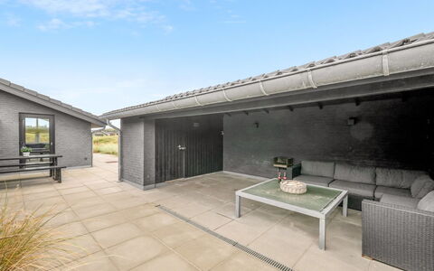 Walther - 300M from the Sea: Techo, Casa, Puerta, Cabaña, Sombra, Vía Muerta, Yarda, Inmuebles, Patio Interior