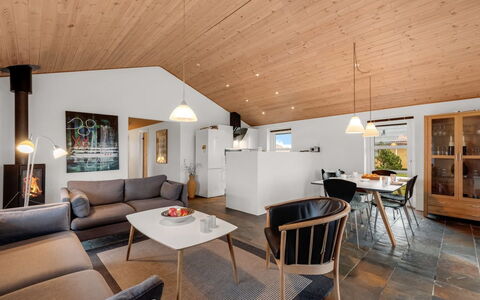 Fietje - 500M to the Fjord: Mueble, Diseño De Interiores, Piso, Sofá, Techo, Madera, Lámpara, Suelo, Sala, Habitación