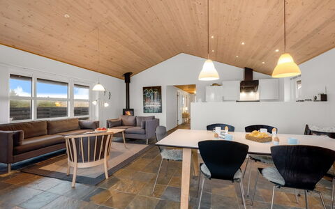 Fietje - 500M to the Fjord: Diseño De Interiores, Techo, Madera, Piso, Suelo, Sofá, Lámpara, Sala, Habitación, Mueble
