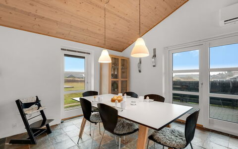Fietje - 500M to the Fjord: Madera, Techo, Piso, Casa, Diseño De Interiores, Suelo, Cocina Y Comedor Mesa, Lámpara, Comedor, Madera Dura
