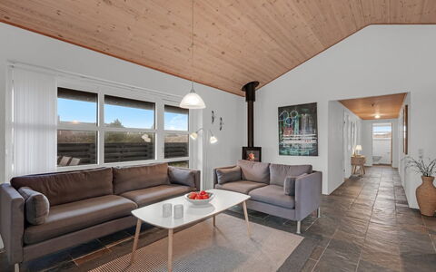 Fietje - 500M to the Fjord: Diseño De Interiores, Piso, Techo, Madera, Sofá, Suelo, Habitación, Sala, Mueble