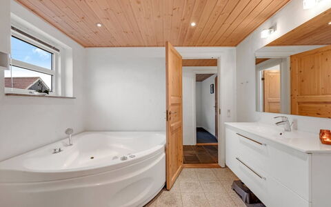 Fietje - 500M to the Fjord: Piso, Diseño De Interiores, Arreglo De Tubería, Suelo, Madera, Techo, Baño, Lavabo, Grifo, Habitación