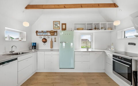 Hermine - from the Sea: Cocina, Aparato De Cocina, Diseño De Interiores, Mostrador, Piso, Gabinetes, Mueble, Electrodoméstico, Suelo, Lámpara