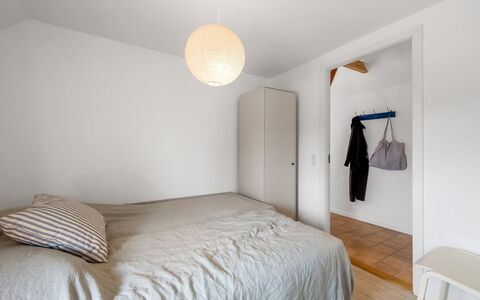 Hermine - from the Sea: Diseño De Interiores, Cama, Pared, Habitación, Mueble, Piso, Suelo, Madera, Techo, Lámpara