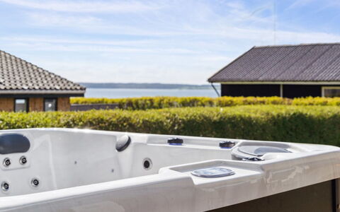 Arnetta - 150M from the Sea: Bañera, Arreglo De Tubería, Jacuzzi, Ocio, Piscina, Recurso, Hotel