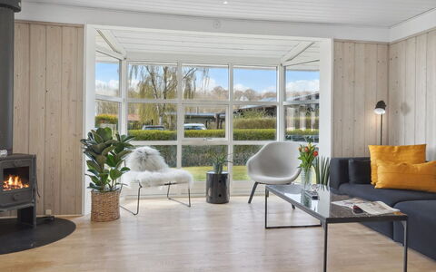 Arnetta - 150M from the Sea: Mueble, Diseño De Interiores, Piso, Suelo, Suelos De Madera, Madera, Techo, Sala, Habitación, Silla
