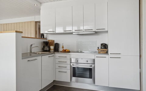 Arnetta - 150M from the Sea: Aparato De Cocina, Cocina, Mostrador, Electrodoméstico, Gabinetes, Piso, Madera, Diseño De Interiores, Electrodoméstico, Mueble