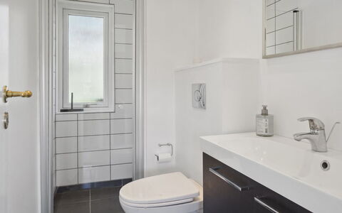 Arnetta - 150M from the Sea: Baño, Piso, Pared, Arreglo De Tubería, Suelo, Diseño De Interiores, Lavabo Del Baño, Asiento Del Baño, Baño, Lavabo
