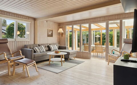 Sari - 250M from the Sea: Diseño De Interiores, Mueble, Piso, Madera, Suelo, Techo, Suelos De Madera, Sala, Casa, Sofá