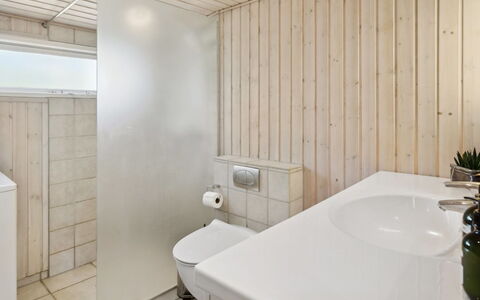 Sari - 250M from the Sea: Piso, Pared, Arreglo De Tubería, Suelo, Baño, Madera, Lavabo Del Baño, Diseño De Interiores, Lavabo, Techo