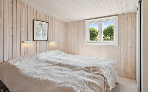 Sari - 250M from the Sea: Madera, Habitación, Techo, Piso, Diseño De Interiores, Suelo, Cama, Sábana, Lecho, Habitación